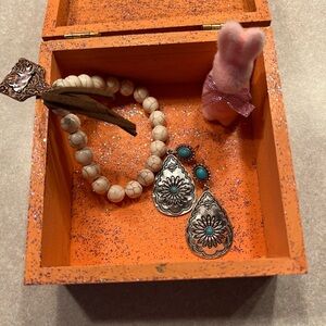 Jewelry/knick knack box